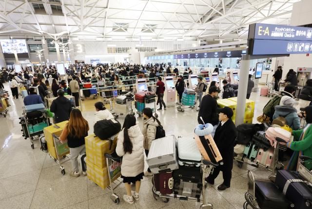 설 명절 앞두고 붐비는 인천공항 영종도연합뉴스 이진욱 기자 설 명절 연휴를 앞둔 23일 오전 인천국제공항 제1여객터미널 출국장에서 승객들이 탑승 수속을 위해 줄을 서고 있다 