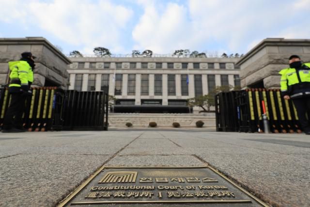 문형배 헌법재판소장 권한대행 주재 재판관 회의가 예정된 30일 서울 종로구 헌재 모습 6명의 헌법재판관은 이날 윤석열 대통령 탄핵심판 외에도 한덕수 국무총리 탄핵심판의 절차와 방식 등을 검토할 전망이다사진연합뉴스