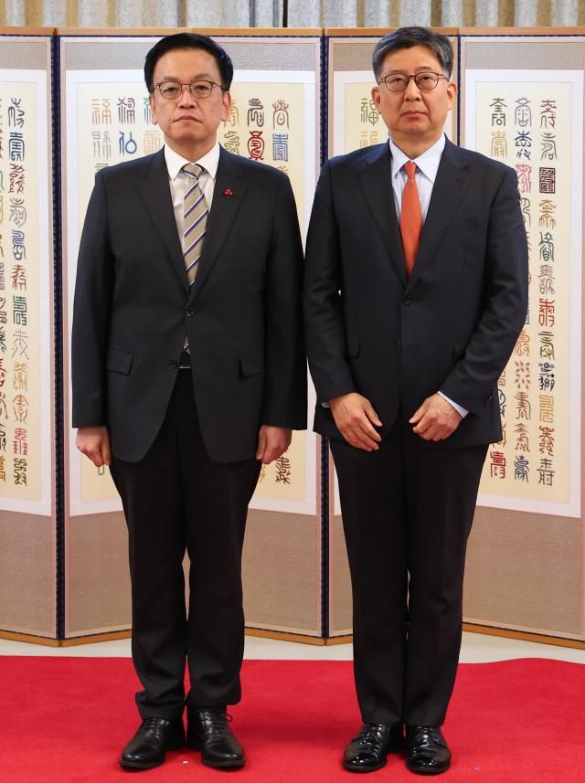 최상목 대통령 권한대행 부총리 겸 기획재정부 장관이 31일 정부서울청사에서 이호열 주쿠바대사에게 신임장을 수여하고 있다 2025131 사진대통령실통신사진기자단 