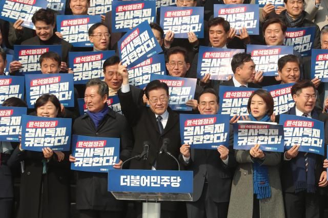 이재명 더불어민주당 대표가 2023년 2월 서울 여의도 국회 본관 앞 계단에서 열린 윤석열정권 검사독재 규탄대회에서 손을 들어 인사하고 있다 사진유대길 기자 dbeorlf123ajunewscom