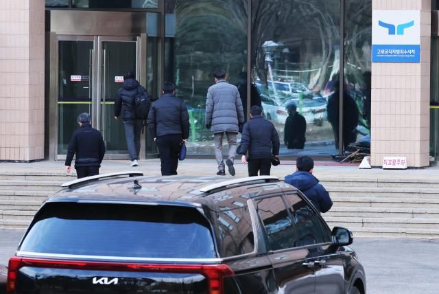 윤 대통령 체포영장 집행 불발 공수처로 돌아오는 수사관들 과천연합뉴스 이정훈 기자 윤석열 대통령의 체포영장 집행에 나섰던 고위공직자범죄수사처 수사관들이 3일 오후 정부과천청사 공수처로 돌아오고 있다 202513 uwg806ynacokr2025-01-03 150408 저작권자 ⓒ ㈜연합뉴스 무단 전재 재배포 금지 AI 학습 및 활용 금지저작권자 ⓒ ㈜연합뉴스 무단 전재 재배포 금지 AI 학습 및 활용 금지