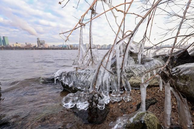 경기 북·동부 강원내륙 및 산지 충북 중·북부 등 전국 곳곳에 한파특보가 발효된 23일 오전 서울 영등포구 여의도 한강 주변에 얼음이 얼어있다 20241223 사진연합뉴스 