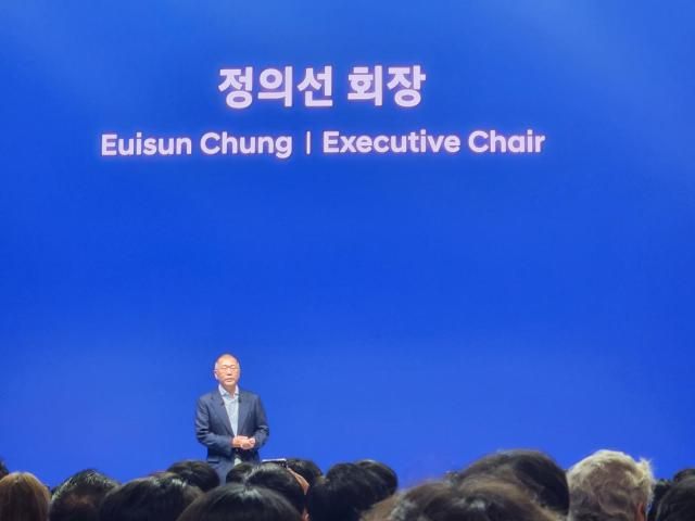 정의선 현대차그룹 회장이 6일 경기도 고양시 현대차 고양모터스튜디오에서 직원들에게 신년사를 건네고 있다 사진권가림 기자