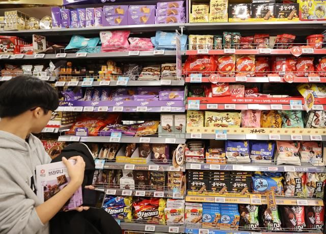 기후 변화에 초콜릿·커피 가격 인상 잇따라 서울연합뉴스 이재희 기자 기후변화로 초콜릿 원료인 카카오 가격이 오르자 국내 제과업계에서도 가격 인상이 잇따르고 있다 오리온과 해태제과는 1일부터 초콜릿 원료 비중이 높은 제품 가격을 각각 평균 106 86 인상하기로 했다 사진은 1일 서울의 한 대형마트에 진열된 초콜릿 제품 2024121 scapeynacokr2024-12-01 143006 저작권자 ⓒ ㈜연합뉴스 무단 전재 재배포 금지 AI 학습 및 활용 금지저작권자 ⓒ ㈜연합뉴스 무단 전재 재배포 금지 AI 학습 및 활용 금지