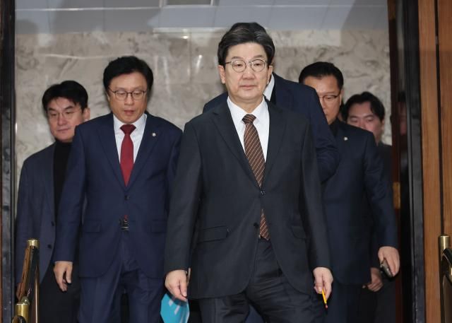 권성동 국민의힘 원내대표가 7일 오전 서울 여의도 국회에서 열린 원내대책회의에 참석하고 있다 사진연합뉴스