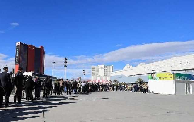 세계 최대 가전·정보기술IT 전시회 CES 2025 개막일인 7일 오전현지시간 미국 네바다주 라스베이거스 컨벤션센터 웨스트홀에서 관람객들이 입장하려고 줄을 서고 있다 사진연합뉴스 