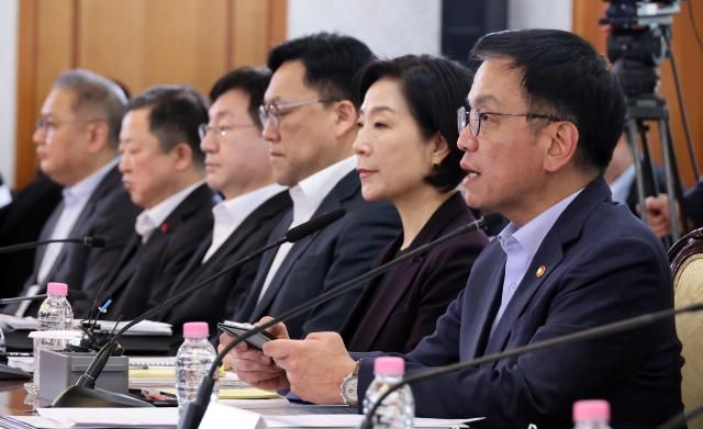 최상목 대통령 권한대행 부총리 겸 기획재정부 장관이 8일 정부서울청사에서 2025년 경제 분야 주요 현안 해법 회의를 하고 있다 