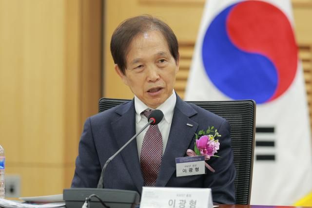 이광형 KAIST카이스트 총장이 23일 오전 서울 여의도 국회 의원회관에서 열린 2025 아주경제 미래 전망 총장 포럼에서 발언을 하고 있다 20241223사진유대길 기자 dbeorlf123ajunewscom