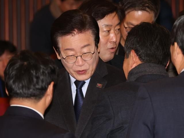 9일 오전 서울 여의도 국회도서관에서 열린 더불어민주당 전국정당추진특별위원회 출범식 및 협력의원단 발대식에서 이재명 더불어민주당 대표가 참석자들과 인사하고 있다 사진연합뉴스