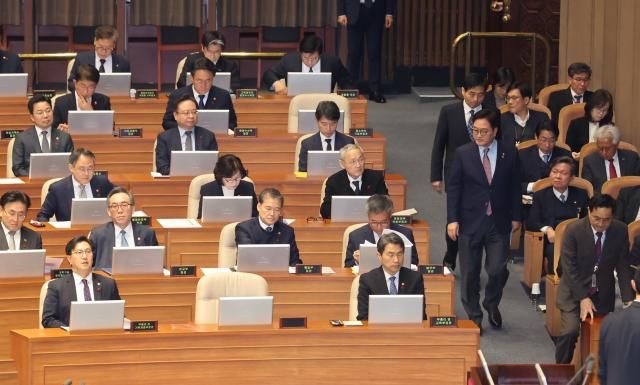 우원식 국회의장이 9일 오후 국회 본회의장에 들어서며 최상목 대통령 권한대행 부총리 겸 기획재정부 장관의 빈 자리를 바라보고 있다 우 의장은 이날 윤석열 대통령 위헌적 비상계엄 선포 내란혐의 및 제주항공 여객기 참사 진상규명과 관련 긴급현안질문이 진행된 본회의에 최 권한대행이 불출석한 것에 대해 유감을 표했다 사진연합뉴스