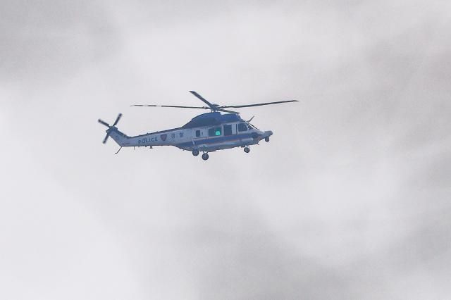 고위공직자범죄수사처가 윤석열 대통령에 대한 체포영장을 다시 발부받은 다음 날인 지난 1월 8일 오전 서울 용산구 한남동 대통령 관저 인근에서 경찰 헬기가 비행하고 있다 사진연합뉴스 
