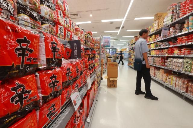 집중관리 7대 생필품 중 밀가루·라면 등 5개 품목 하락전환 서울연합뉴스 진연수 기자 한국소비자원이 집중적으로 관리하는 7대 생필품 가운데 식용유와 화장지를 제외하고 밀가루와 라면 등 5개 품목 가격이 일제히 하락했다 소비자원에 따르면 밀가루 가격은 100g 기준 지난 7월 236원에서 지난 달 227원으로 35 내렸고 같은 기간 라면도 1개 805원에서 786원으로 23 하락했다 사진은 3일 서울 시내 한 대형마트 라면 판매대 모습 202493 jin90ynacokr2024-09-03 143003 저작권자 ⓒ ㈜연합뉴스 무단 전재 재배포 금지 AI 학습 및 활용 금지저작권자 ⓒ ㈜연합뉴스 무단 전재 재배포 금지 AI 학습 및 활용 금지