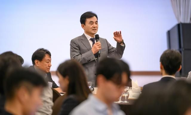 안규백 국방부 장관이 지난달 30일 서울 용산구 국방컨벤션에서 열린 출입기자단 간담회에서 발언하고 있다 사진국방부 