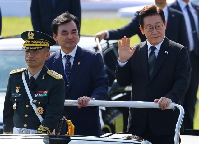 이재명 대통령이 1일 충남 계룡대 대연병장에서 열린 건군 77주년 국군의 날 기념행사에서 열병차량에 탑승해 참석자들을 향해 손을 흔들고 있다사진연합뉴스