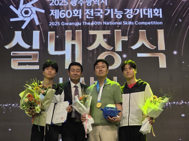 사진 설명 좌측부터 정윤우 선수실내장식 우수상 윤성준 지도교사 선수 부친 정윤성 선수실내장식 금메달