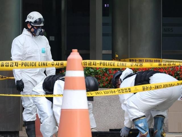 지난달 30일 오전 대전 유성구 국가정보자원관리원국정자원 화재 현장에서 감식 관계자들이 불이 붙었던 무정전·전원 장치UPS용 리튬이온배터리의 상태를 살피고 있다 앞서 지난 26일 정부 전산시스템이 있는 국정자원에서 리튬이온배터리 화재가 발생해 정부 전산 서비스가 대규모로 마비된 바 있다 사진연합뉴스