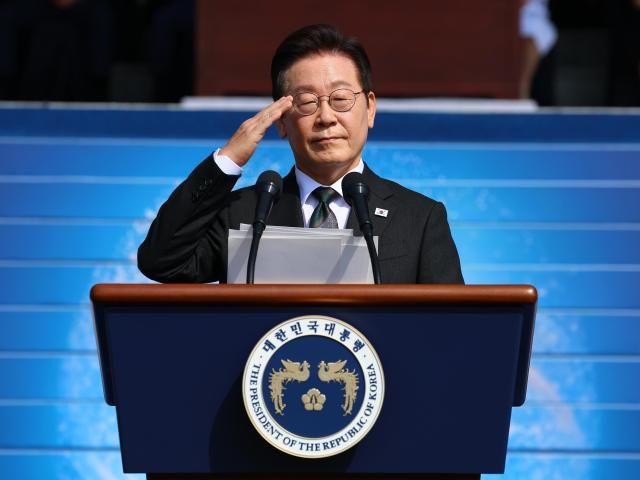 이재명 대통령이 1일 충남 계룡대 대연병장에서 열린 건군 77주년 국군의 날 기념행사에서 거수경례를 하고 있다 사진연합뉴스