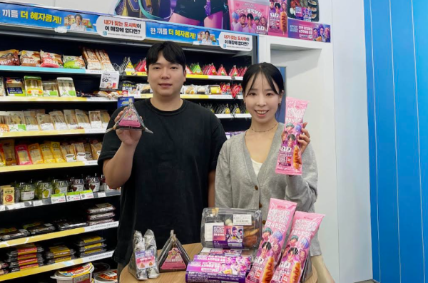 GS25 케데헌 특화점포에서 모델이 케데헌 간편식 5종을 선보이고 있다 사진GS리테일