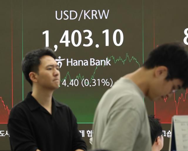 지난달 30일 서울 중구 하나은행 딜링룸에서 딜러들이 모니터를 보고 있는 모습 사진연합뉴스