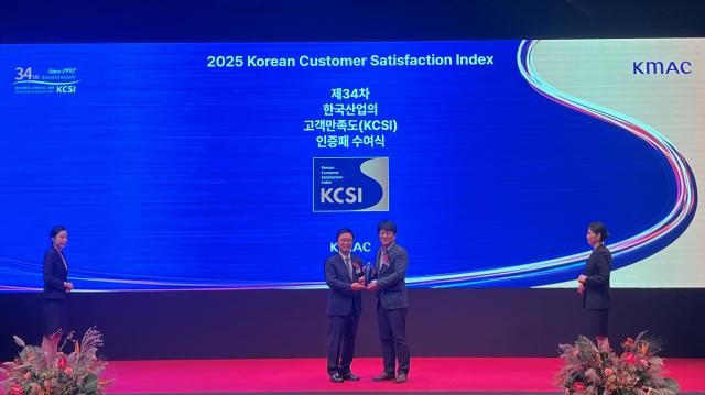 이승주 롯데GRS 마케팅 부문장오른쪽이 지난 30일 신라호텔에서 진행된 2025 한국산업의 고객만족도KCSI조사 인증패 수여식에서 기념 촬영을 하고 있다 사진롯데GRS