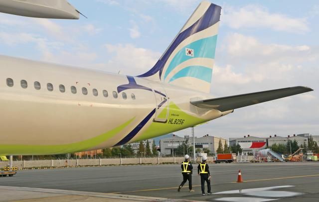 에어부산 정비사들이 1일 오전 첫 운항을 앞둔 도입 항공기를 점검하고 있다 사진에어부산