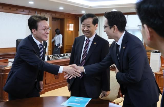 김민석 국무총리왼쪽가 2일 서울 종로구 정부서울청사 총리 집무실에서 열린 제1회 3+ 회의에서 구윤철 부총리 겸 기획재정부 장관가운데 배경훈 부총리 겸 과학기술정보통신부 장관과 인사를 나누고 있다 사진연합뉴스