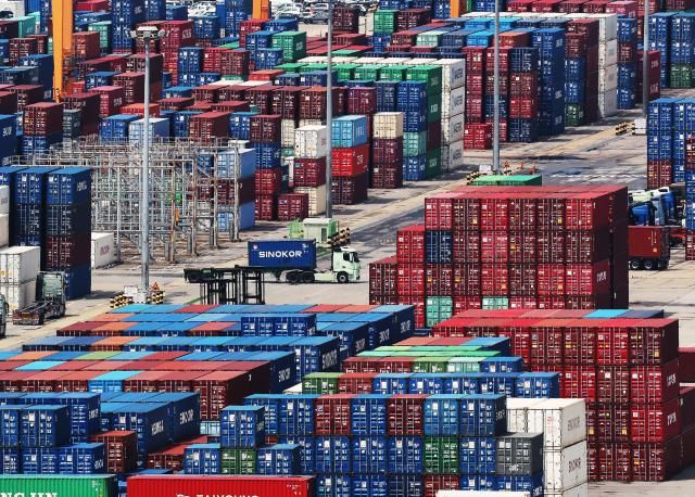 경기도 평택항에 컨테이너가 쌓여 있는 모습 사진연합뉴스