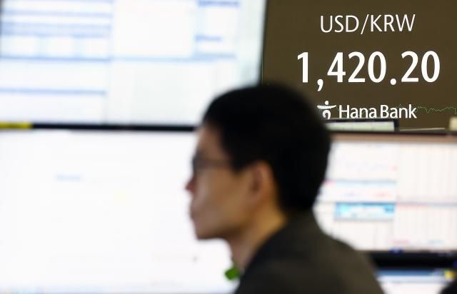 10일 오후 서울 중구 하나은행 본점 딜링룸 현황판에 원달러 환율이 표시돼 있다 연합뉴스