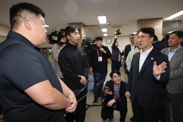 김민석 국무총리가 10일 서울 구로구 남구로 새벽인력시장의 인력사무소를 방문 직원들을 격려하고 있다 사진연합뉴스 