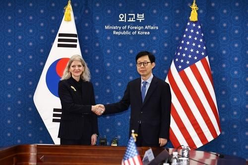 박윤주 외교부 1차관과 앨리슨 후커 미국 국무부 정무차관이 10일 오후 서울 종로구 외교부 청사에서 열린 한미 외교차관 전략대화에서 악수하고 있다 사진공동취재 