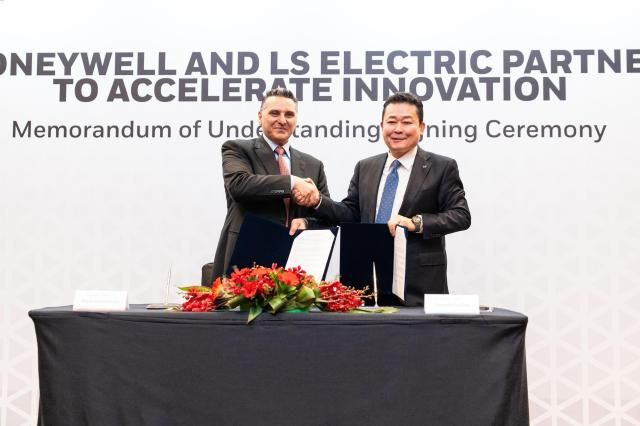 LS일렉트릭은 지난 8일 싱가포르 마리나베이샌즈 컨벤션센터에서 열린 데이터센터월드 아시아Data Centre World Asia 행사 현장에서 하니웰과 전력 관리·분배 및 BESS 공동 개발을 위한 전략적 협력 협약Strategic Partnership Agreement을 체결했다고 밝혔다 사진은 김종우 LS일렉트릭 사장오른쪽과 빌랄 하무드Billal Hammoud 하니웰 빌딩자동화 부문 사장왼쪽이 협약 체결 후 기념촬영을 하는 모습 사진LS일렉트릭
