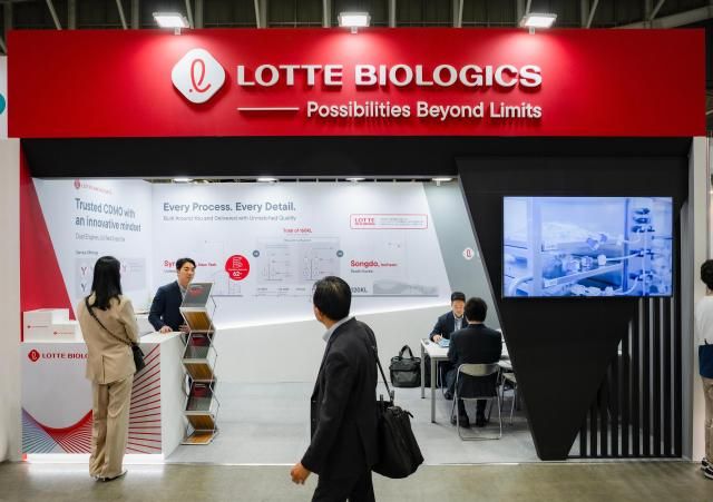 일본 요코하마에서 810일현지시간 열린 바이오 재팬 2025 행사장 내 롯데바이오로직스 홍보 부스를 관람객들이 둘러보고 있다 사진롯데바이오로직스