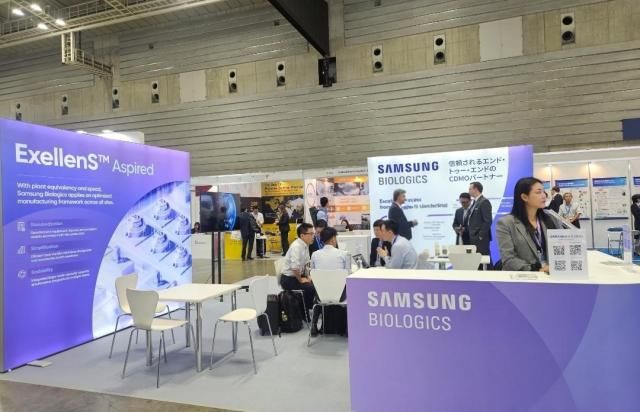 일본 요코하마에서 810일현지시간 열린 바이오 재팬 2025 행사장 내 삼성바이오로직스 홍보 부스를 관람객들이 살펴보고 있다 사진삼성바이오로직스
