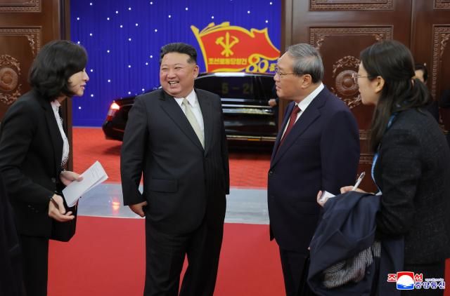 조선중앙통신은 9일 저녁 평양 5월1일경기장에서 김정은 국무위원장이 참석한 가운데 노동당 창건 80주년 경축 대집단체조와 예술공연 조선로동당 만세가 성대히 진행됐다고 10일 보도했다 사진연합뉴스