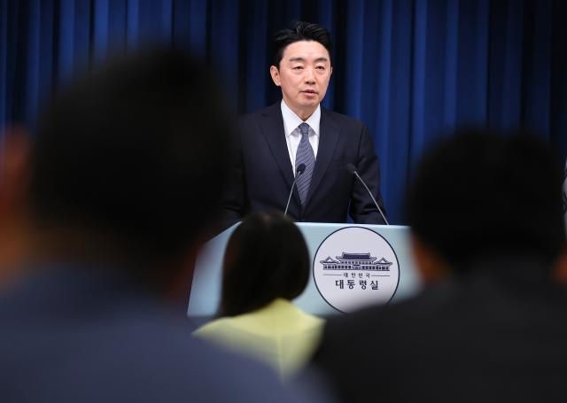강훈식 대통령 비서실장이 지난달 19일 용산 대통령실에서 청년의 날을 맞아 진행했던 청년 주간 행사 관련 브리핑을 하고 있다 사진연합뉴스