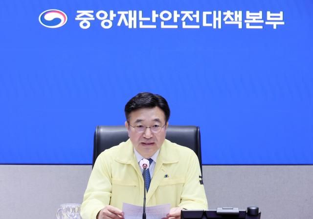 윤호중 행정안전부 장관이 지난 9일 서울 종로구 정부서울청사 상황센터에서 국가정보자원관리원 행정정보시스템 화재 관련 중앙재난안전대책본부 10차 회의를 주재하고 있다 사진연합뉴스