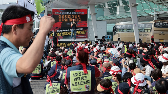 지난 2일 인천국제공항 제1여객터미널에서 열린 민주노총 공공운수노조 인천공항지역지부 전면파업 2일차 총파업 결의대회에서 참석자들이 구호를 외치고 있다. [사진=연합뉴스]