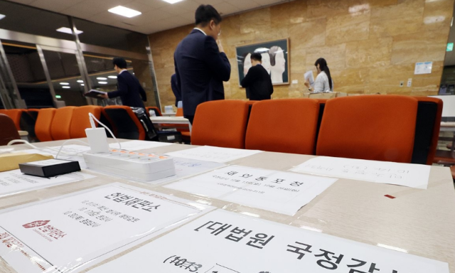 이재명 정부 첫 국정감사를 사흘 앞둔 지난 10일 서울 여의도 국회 법제사법위원회 앞 대기 장소에 대법원 등 피감기관 직원들이 붙여 둔 종이에 기관명이 적혀 있다 사진연합뉴스