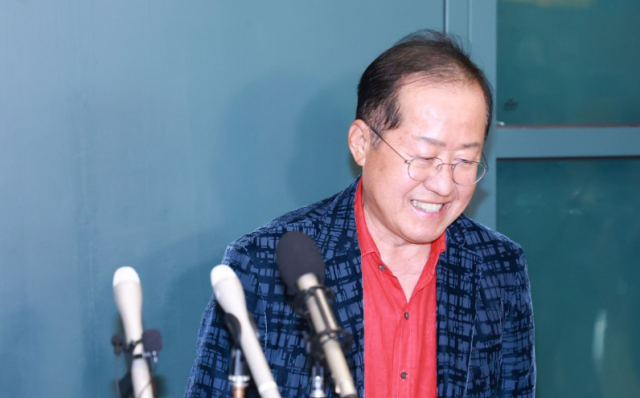 홍준표 전 대구시장이 지난 6월 17일 인천국제공항 제1여객터미널을 통해 귀국 취재진과 인터뷰를 마친 뒤 이동하고 있다 사진연합뉴스