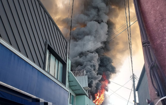 지난 7월 27일 오전 5시 48분께 전북 고창군 흥덕면 한 주택에서 불이 나 연기가 치솟는 모습 기사 내 공장과는 상관 없음 사진연합뉴스