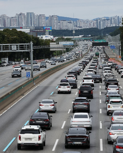 추석 연휴 마지막 날인 지난 9일 경기도 오산시 경부고속도로 오산IC 부근 서울 방향오른쪽이 정체되고 있다 사진연합뉴스