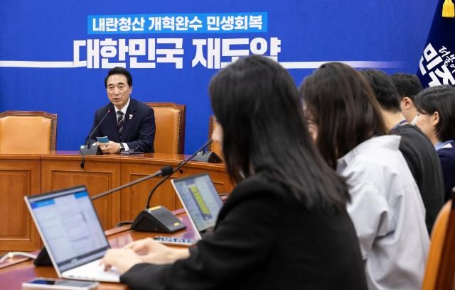더불어민주당 박수현 수석대변인이 2025년 국정감사를 하루 앞둔 12일 서울 여의도 국회에서 열린 기자간담회에 참석해 취재진 질문에 답하고 있다 사진연합뉴스