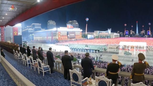 북한 노동당 창건 80주년 경축 열병식이 지난 10일 평양 김일성광장에서 진행됐다고 조선중앙TV가 11일 보도했다 사진연합뉴스