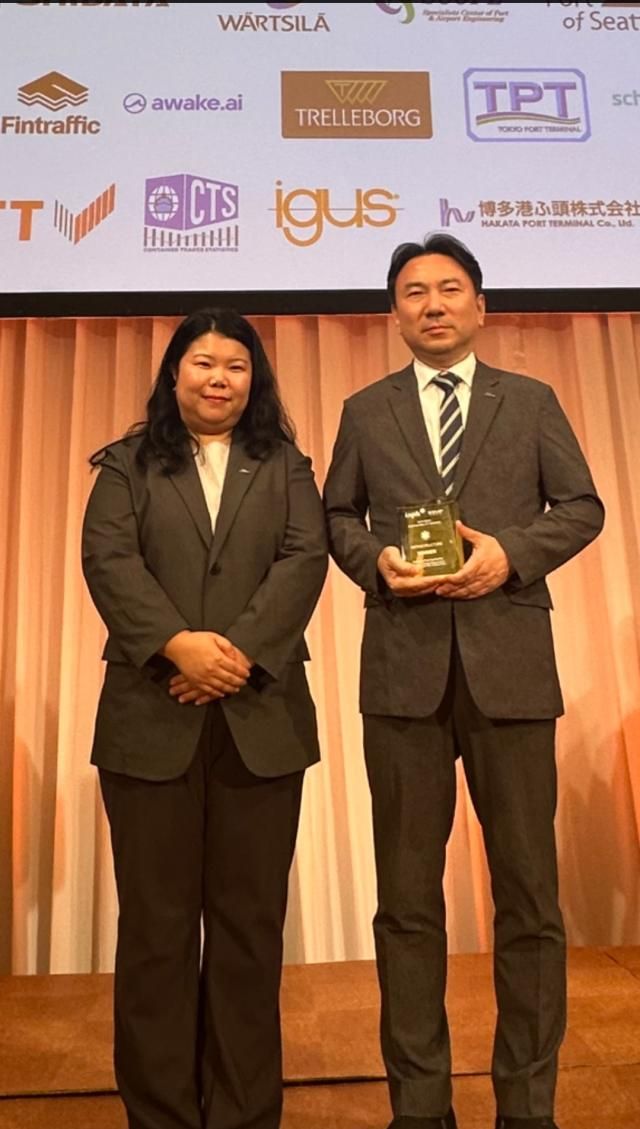 인천항만공사 박원근 물류전략처장오른쪽과 최아름 과장이 기념촬영하고 있다 사진인천항만공사