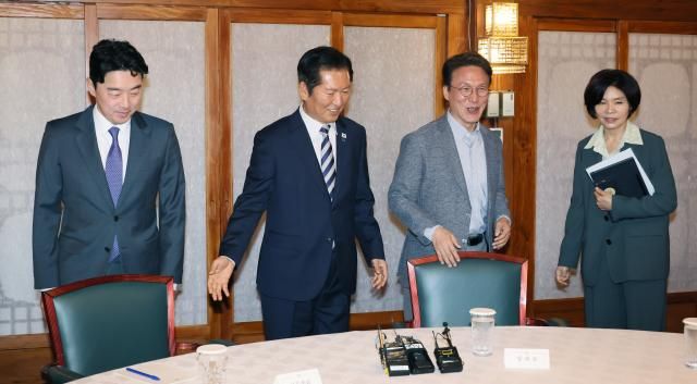  서울연합뉴스 이정훈 기자 김민석 국무총리가 12일 서울 종로구 총리공관에서 열린 고위당정협의회에 참석하고 있다 왼쪽부터 강훈식 대통령 비서실장 더불어민주당 정청래 대표 김 총리 한정애 정책위의장 2