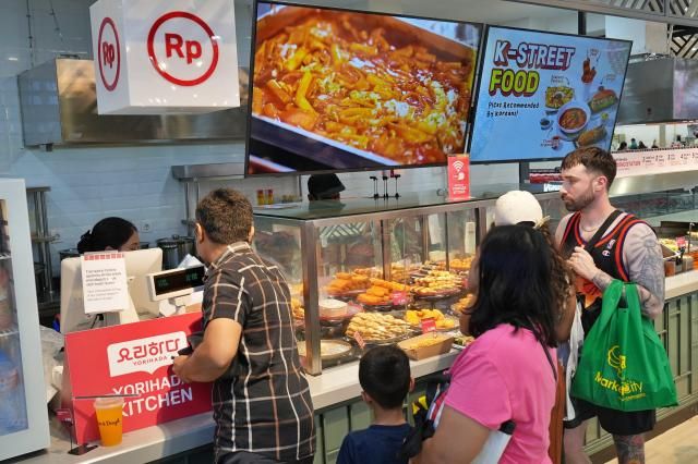 인도네시아 발리 현지인들이 롯데마트 발리점에서 K푸드를 둘러보고 있다 사진롯데마트