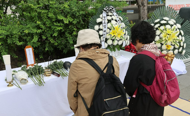 12일 김건희 여사 관련 의혹을 수사 중인 민중기 특별검사팀 사무실이 있는 서울 광화문 KT웨스트빌딩 앞에 양평 공흥지구 특혜 의혹과 관련해 수사받다 숨진 채 발견된 경기 양평군 공무원 A씨의 분향소가 마련돼 있다 사진연합뉴스