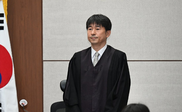 지귀연 부장판사가 4월 21일 서울 서초동 서울중앙지법에서 열린 윤석열 전 대통령 내란 우두머리 혐의 형사재판 2차 공판에서 인사하고 있다 사진연합뉴스