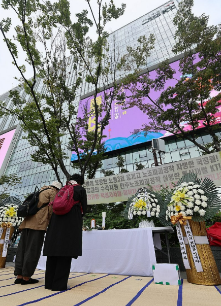 지난 12일 김건희 여사 관련 의혹을 수사 중인 민중기 특별검사팀 사무실이 있는 서울 광화문 KT웨스트빌딩 앞에 양평 공흥지구 특혜 의혹과 관련해 수사 받다 숨진 채 발견된 경기 양평군 공무원 A씨의 분향소가 마련된 모습 사진연합뉴스