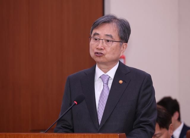 조현 외교부 장관이 13일 서울 여의도 국회에서 열린 외교통일위원회 국정감사에서 업무보고를 하고 있다 사진연합뉴스